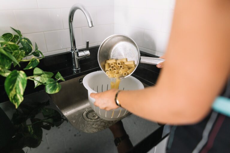 #Salud: ¿Escurres la pasta en el fregadero? Este error es más grave de lo que parece