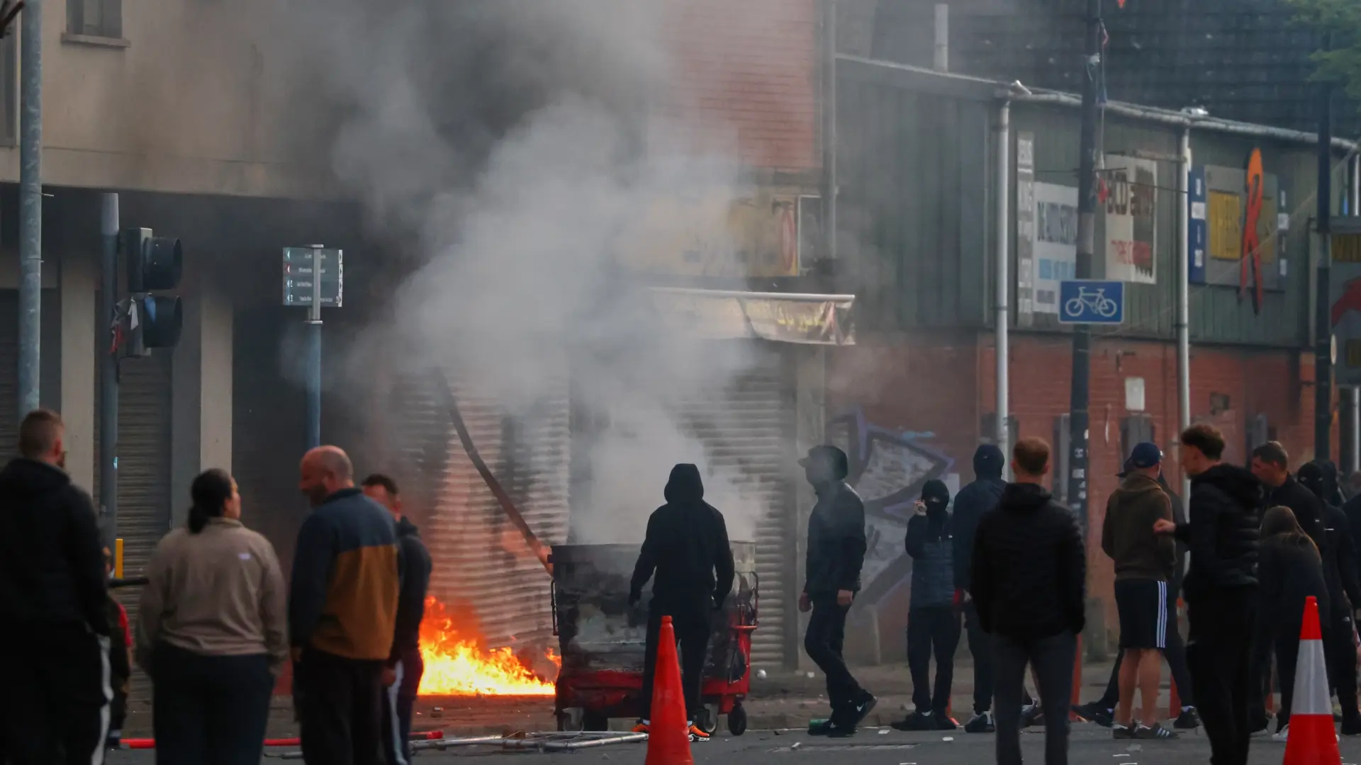 #Mundo:Un apuñalamiento en Belfast dispara el recelo contra los inmigrantes: atacan una barbería turca y temen nuevos disturbios #FVDigital