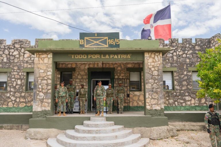 Comandante del Ejército recorre unidades y puestos de control en la frontera sur