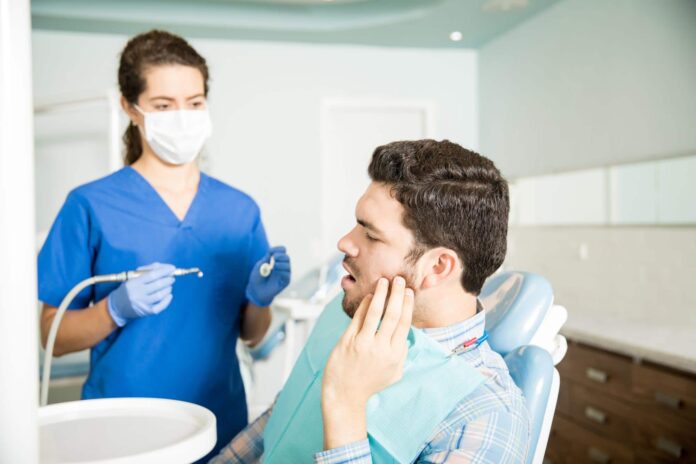 Por-que-los-dentistas-no-recomiendan-enjuagarse-la-boca-despues-de-una-extraccion-dental.jpg