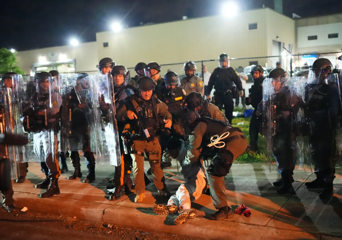 Siguen-las-protestas-en-Delaney-Hall-varios-alborotadores-detenidos-tras-toque-de-queda-2.jpg