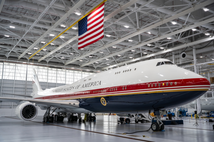 Trump-presenta-el-nuevo-Air-Force-One-donado-por-Qatar-y-anuncia-que-lo-usara-en-proximos-viajes-ofi.webp