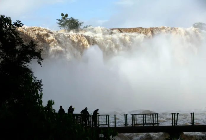 Turista-se-arroja-a-las-Cataratas-del-Iguazu-para-recuperar-su-celular-y-termina-expulsado-del-parqu.webp