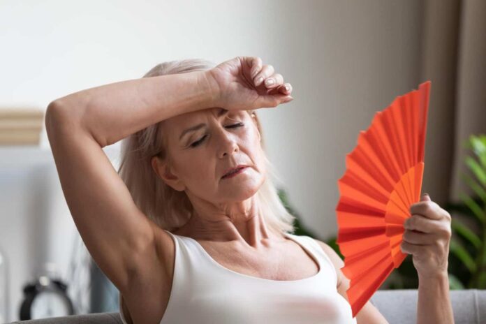 cansada-sobrecalentada-fan-ola-senora-mediana-edad-sufre-agotamiento-menopausia-queja-calor-casa-est.jpeg