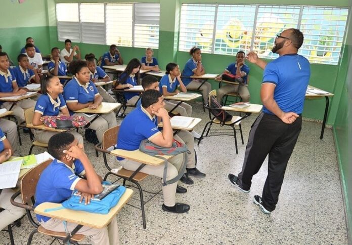 estudiantes-dominicanos-aula-pupitres.jpg