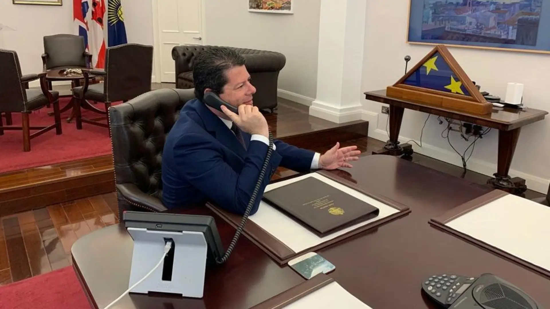 fabian-picardo-en-su-despacho-hablando-por-telefono.r_d.371-467.jpeg
