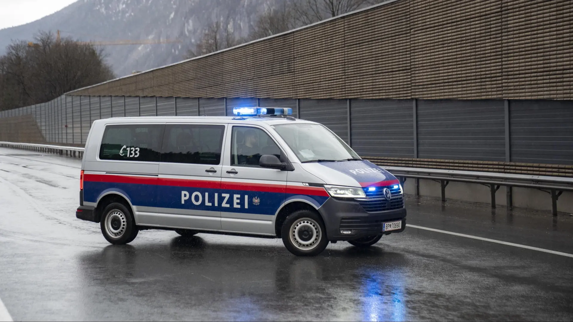 furgon-de-la-policia-de-austria-en-una-foto-de-archivo.r_d.1441-1247.jpeg
