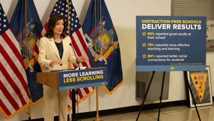 hochul_cellphones_schools_ny_flickr_governors_office_060126.jpeg
