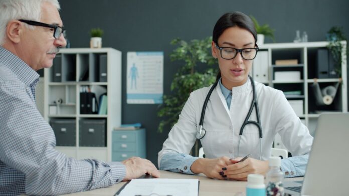 hombre-mayor-consulta-medica-prostata.jpg