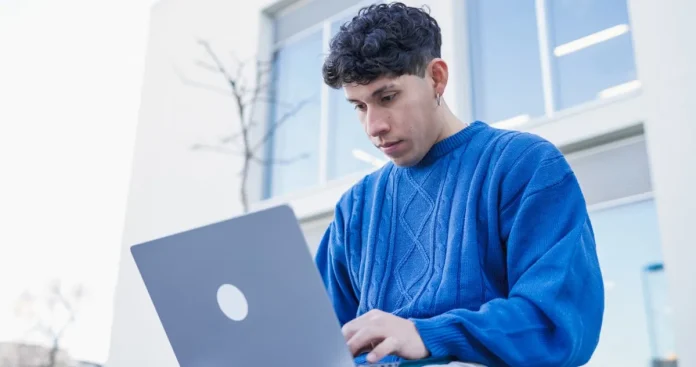 la-Ayuda-economica-de-Coursera-es-una-via-concreta-para-acceder-a-formacion-de-nivel-universitario-s.webp