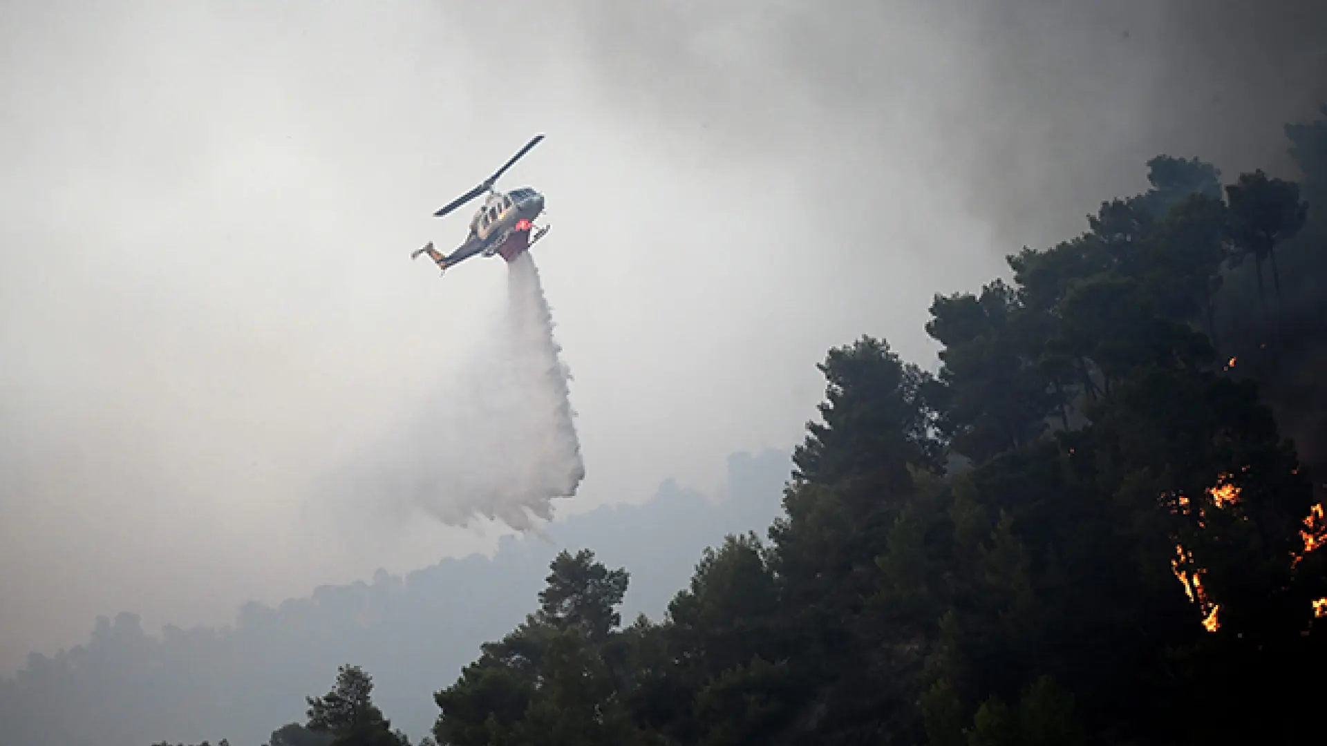 los-efectivos-se-estan-viendo-superados-por-el-incendio.jpeg