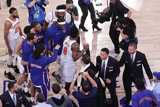 los-knicks-remontan-29-puntos-a-los-spurs-y-ponen-el-3-1-en-las-finales-20260611-040700-eJ5t.webp