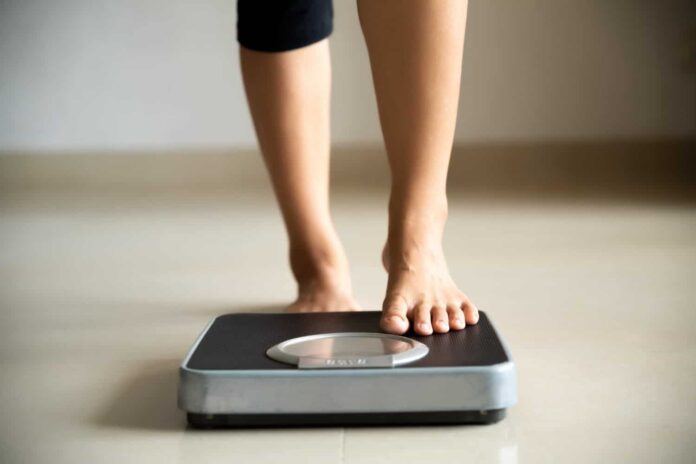 pierna-femenina-pisando-balanzas-concepto-estilo-vida-saludable-comida-deporte.jpg