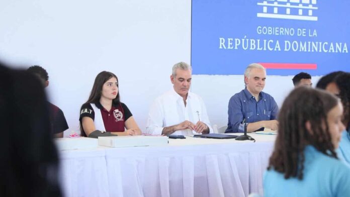 presidente-abinader-impulsa-ingles-y-tecnologia-en-estudiantes-de170cd0-focus-0.02-0.18-1200-675.jpg