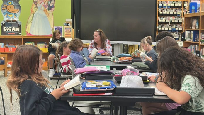 students_reading_ky_092525.jpeg