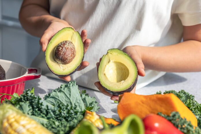 ¿Que-pasa-si-comes-aguacate-todos-los-dias-Beneficios-y-posibles-riesgos-segun-la-ciencia.jpg